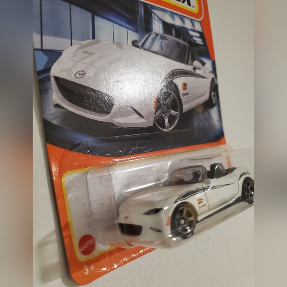 2015 Mazda Miata MX-5 Matchbox Car Diecast White - Picture 2 of 4
